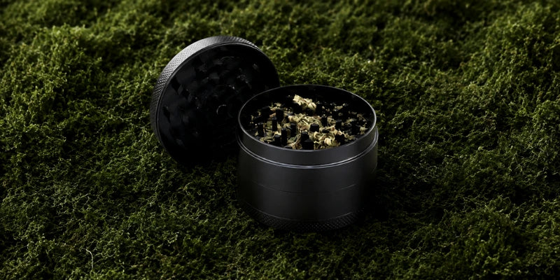 Cómo limpiar un grinder: los mejores métodos según el material (+ trucos para aprovechar la resina)
